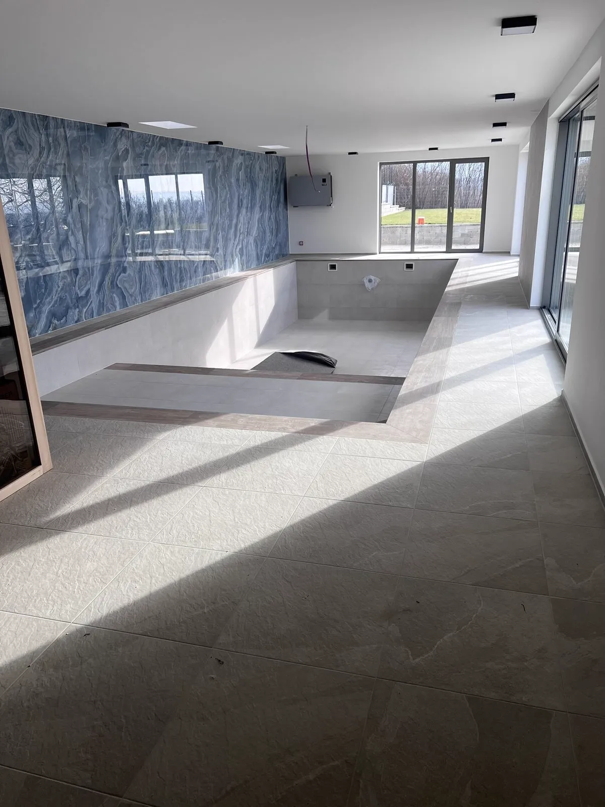 Design burkolás Budapest – wellness tér és medence burkolás