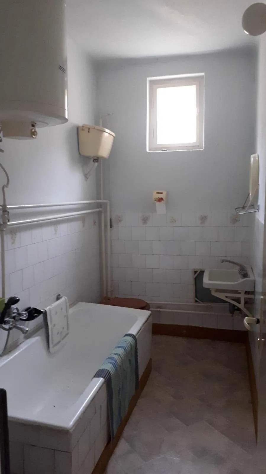 Előtte – felújításra váró fürdőszoba burkolás előtt, K.S Burkolás