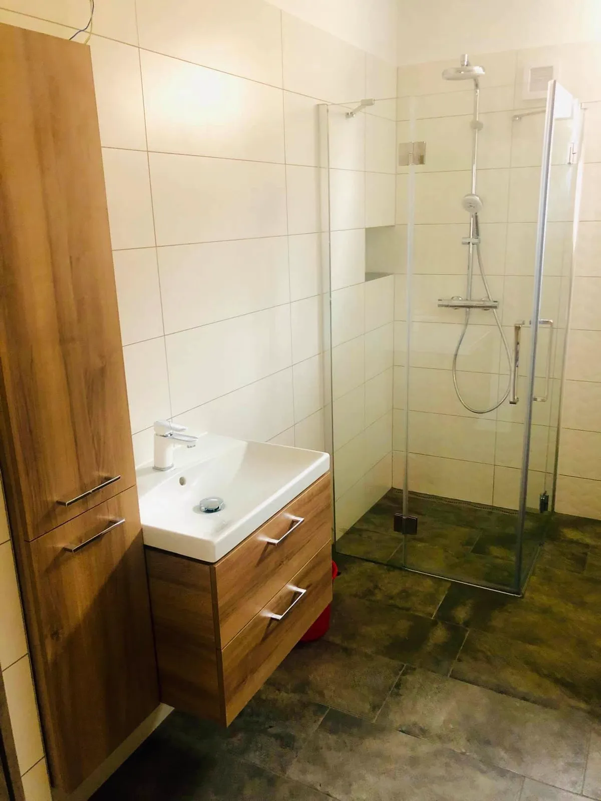 Burkolás Kapuvár – nagyformátumú fürdőszoba walk-in zuhanyzóval