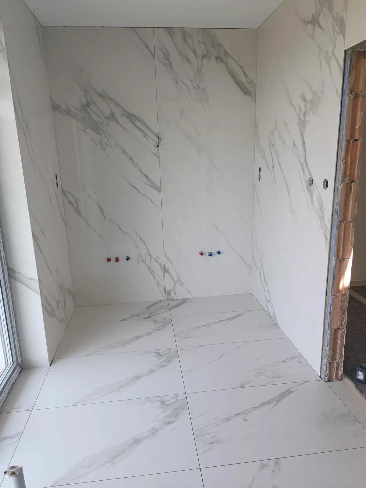 Burkoló Budapest – prémium design fürdőszoba márványhatású lapokkal