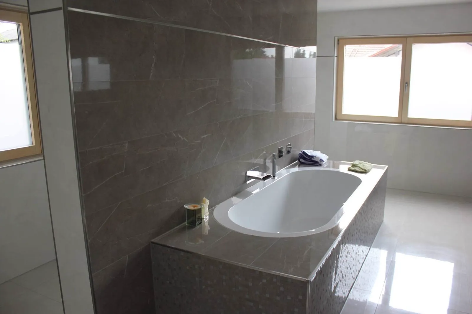 Fliesenleger Linz – Badsanierung mit Glastrennwand und Wanne