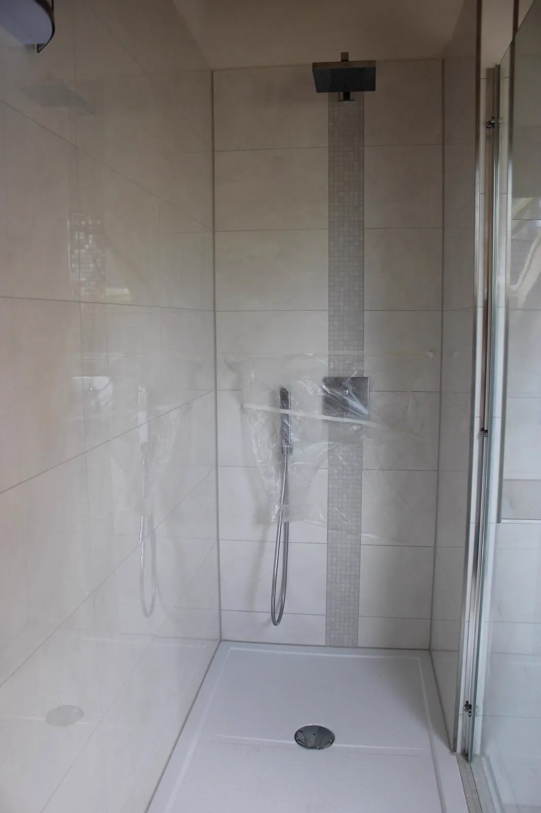 Fliesenleger Graz – Dusche mit Mosaikbordüre und präziser Fugenführung